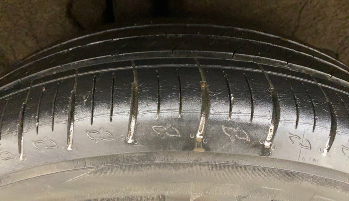 2022 Mahindra XUV700 AX 5 D MT 7 STR, Diesel, Manual, 49,147 km, Right Rear Tyre Tread