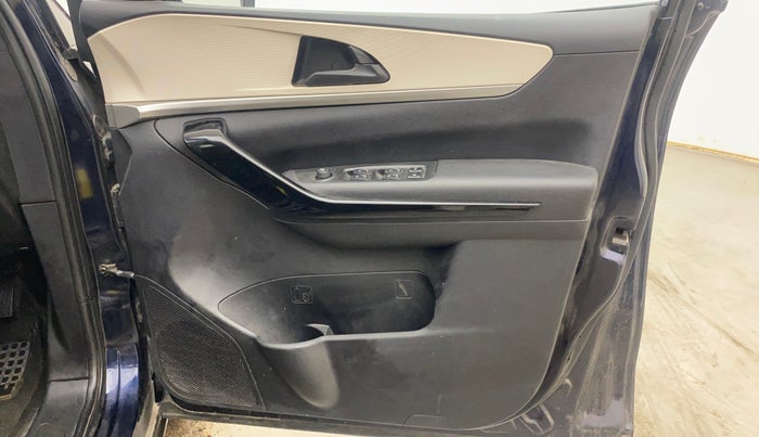 2022 Mahindra XUV700 AX 5 D MT 7 STR, Diesel, Manual, 49,147 km, Driver Side Door Panels Control