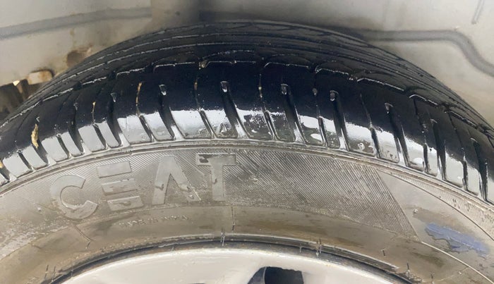 2016 Ford New Figo TREND 1.2 PETROL, Petrol, Manual, 1,30,729 km, Right Rear Tyre Tread