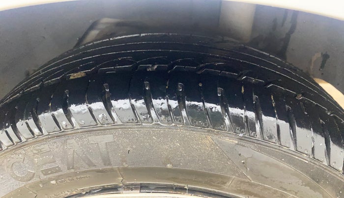 2016 Ford New Figo TREND 1.2 PETROL, Petrol, Manual, 1,30,729 km, Left Rear Tyre Tread