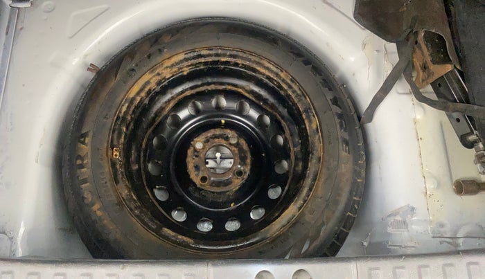 2016 Ford New Figo TREND 1.2 PETROL, Petrol, Manual, 1,30,729 km, Spare Tyre