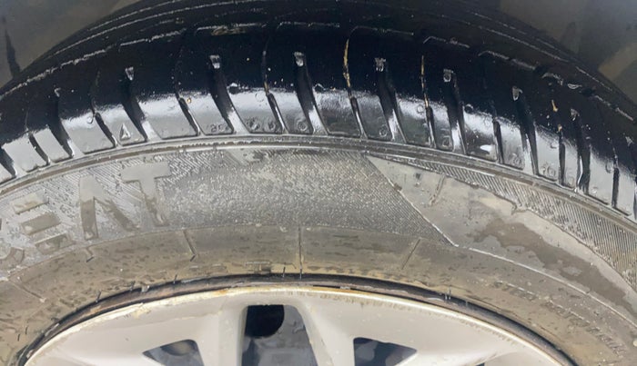 2016 Ford New Figo TREND 1.2 PETROL, Petrol, Manual, 1,30,729 km, Right Front Tyre Tread