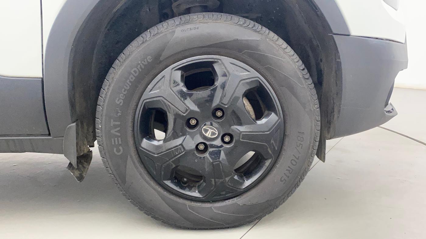 2022 Tata PUNCH ACCOMPLISHED AMT, Petrol, Automatic, 25,610 km, Right Front Wheel