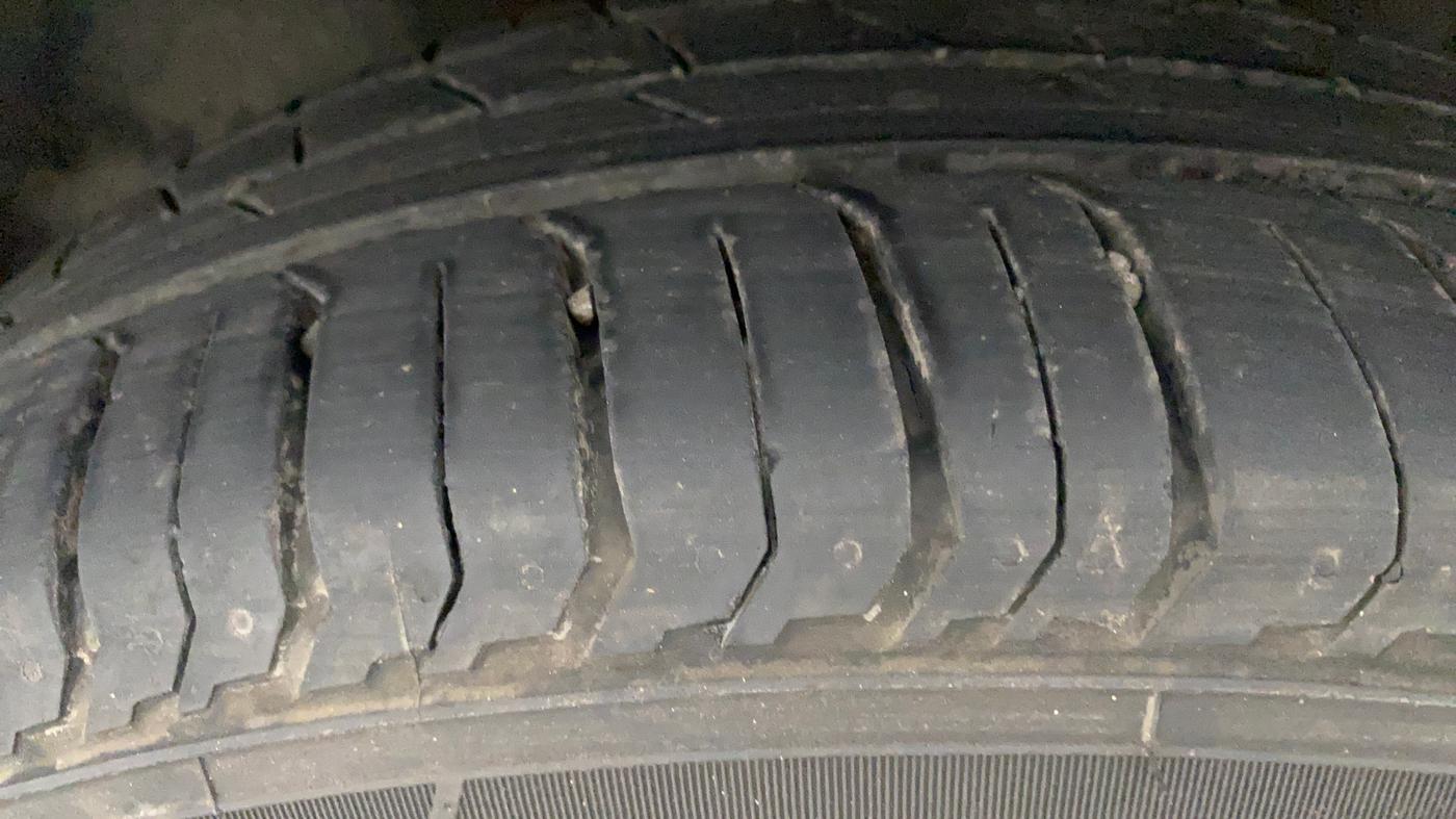 2022 Tata PUNCH ACCOMPLISHED AMT, Petrol, Automatic, 25,610 km, Left Front Tyre Tread