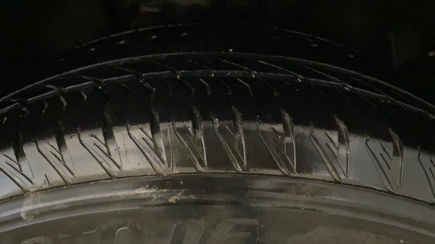 2022 Tata Safari XT, Diesel, Manual, 65,300 km, Right Front Tyre Tread