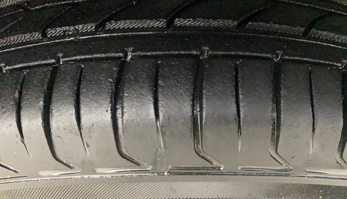 2013 Maruti Swift LXI, Petrol, Manual, 99,768 km, Right Front Tyre Tread