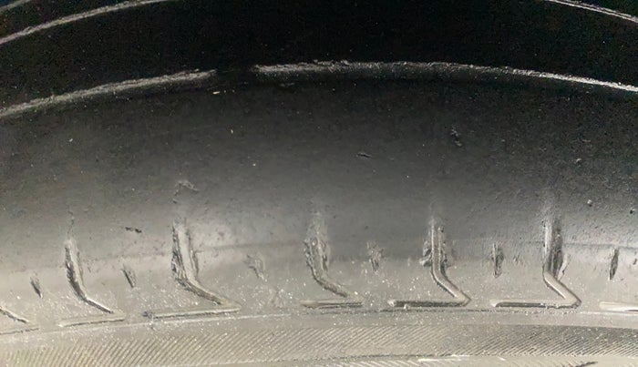 2013 Maruti Swift LXI, Petrol, Manual, 99,768 km, Right Rear Tyre Tread