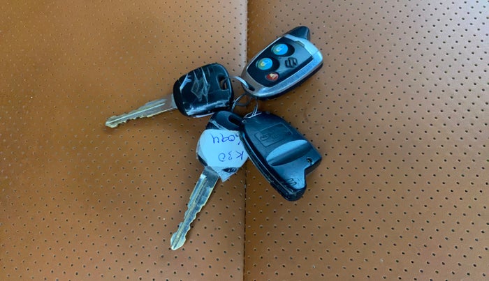 2013 Maruti Swift LXI, Petrol, Manual, 99,768 km, Key Close Up