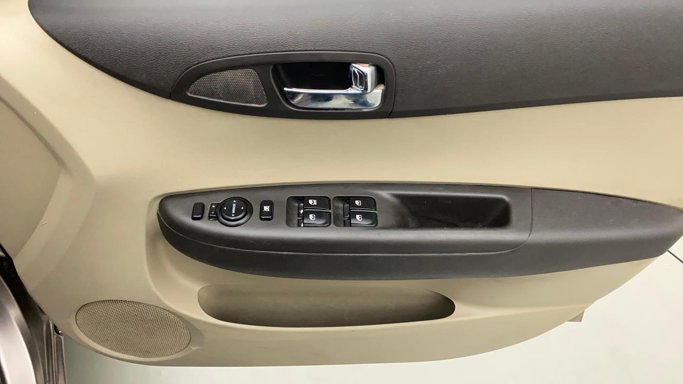 2014 Hyundai i20 SPORTZ 1.2, Petrol, Manual, 76,742 km, Driver Side Door Panels Control