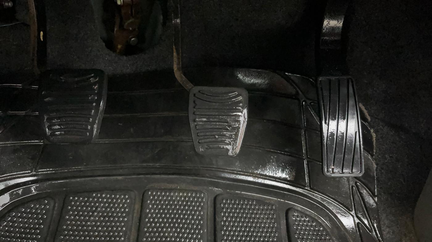 2015 Mahindra Kuv100 K8 5 STR, Petrol, Manual, 37,253 km, Pedals