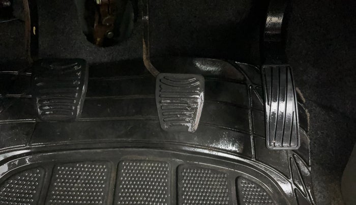 2015 Mahindra Kuv100 K8 5 STR, Petrol, Manual, 37,128 km, Pedals