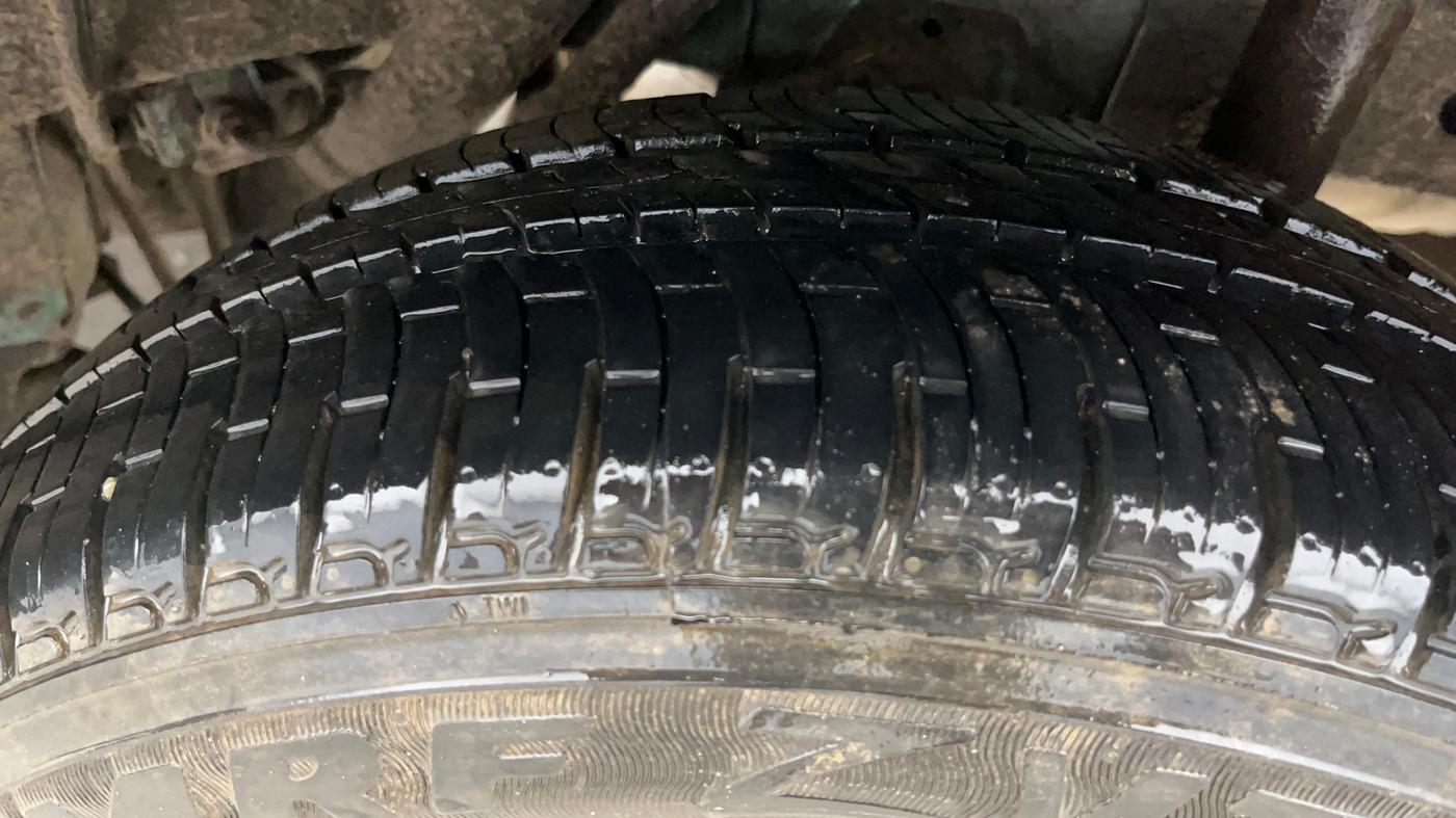 2015 Mahindra Kuv100 K8 5 STR, Petrol, Manual, 37,253 km, Left Rear Tyre Tread