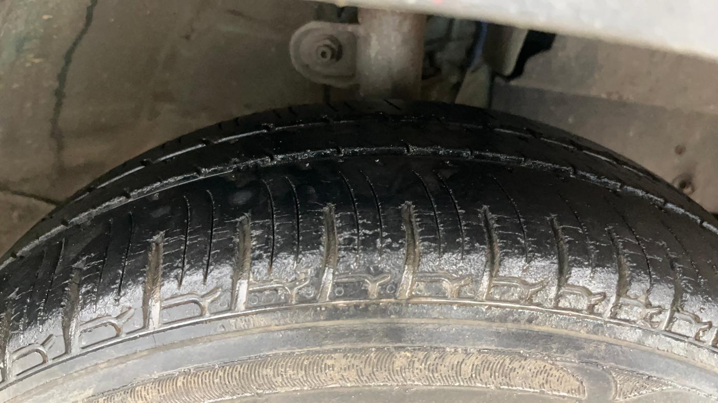 2015 Mahindra Kuv100 K8 5 STR, Petrol, Manual, 37,253 km, Right Front Tyre Tread