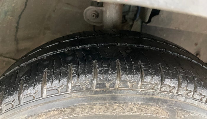 2015 Mahindra Kuv100 K8 5 STR, Petrol, Manual, 37,128 km, Right Front Tyre Tread