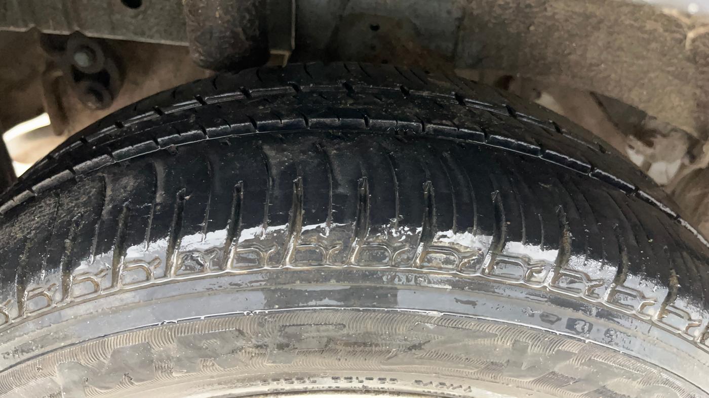 2015 Mahindra Kuv100 K8 5 STR, Petrol, Manual, 37,253 km, Right Rear Tyre Tread
