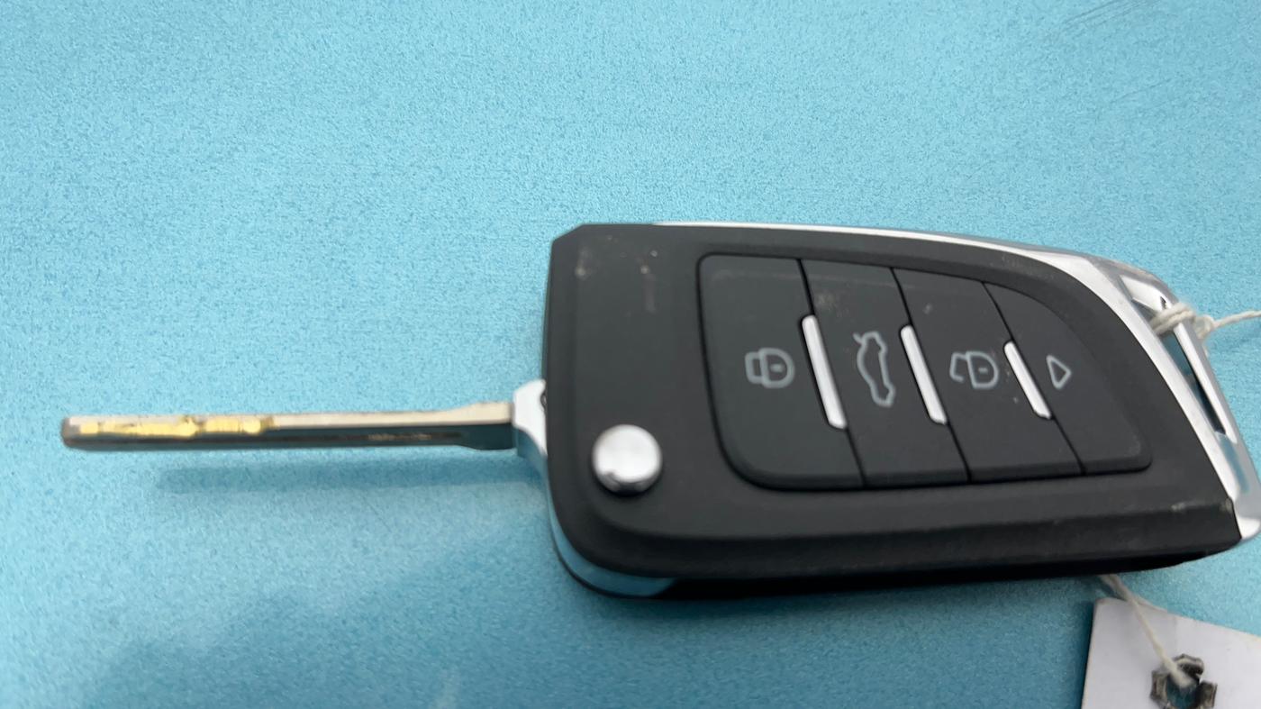 2015 Mahindra Kuv100 K8 5 STR, Petrol, Manual, 37,253 km, Key Close Up
