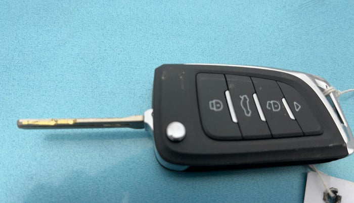 2015 Mahindra Kuv100 K8 5 STR, Petrol, Manual, 37,128 km, Key Close Up