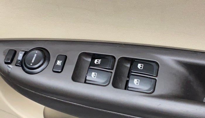 2014 Hyundai i20 SPORTZ 1.2, Petrol, Manual, 97,072 km, Right front window switch / handle - Minor damage