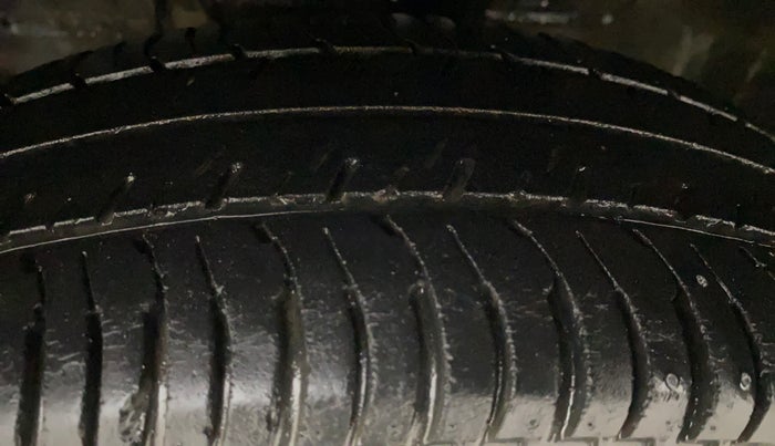2013 Maruti Swift VXI, Petrol, Manual, 60,807 km, Left Front Tyre Tread