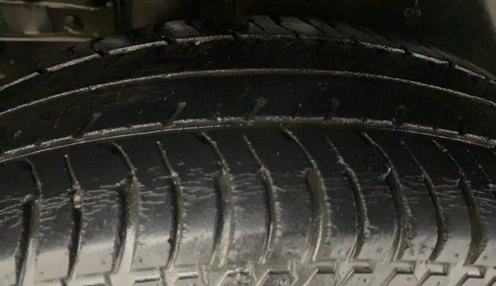 2013 Maruti Swift VXI, Petrol, Manual, 60,807 km, Right Rear Tyre Tread