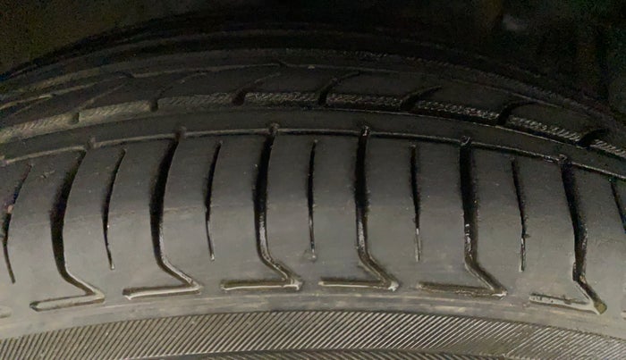 2018 Maruti Ciaz ZETA 1.4  MT PETROL, Petrol, Manual, 70,840 km, Right Front Tyre Tread