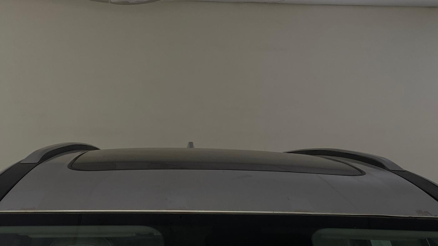 2023 Mahindra XUV700 AX 7 LUXURY D AT 7 STR, Diesel, Automatic, 1,40,211 km, Moonroof/ Sunroof