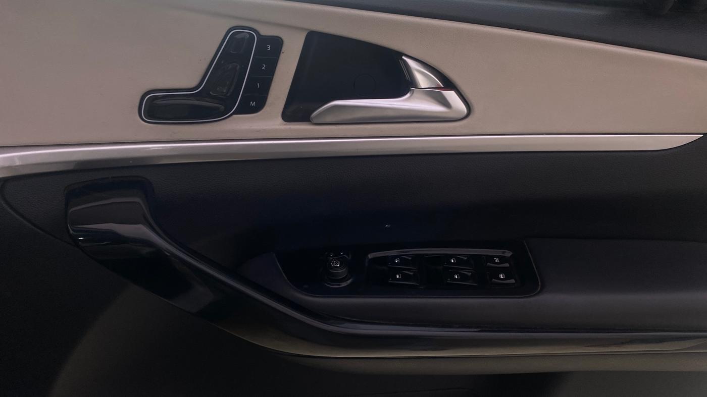 2023 Mahindra XUV700 AX 7 LUXURY D AT 7 STR, Diesel, Automatic, 1,40,211 km, Driver Side Door Panels Control