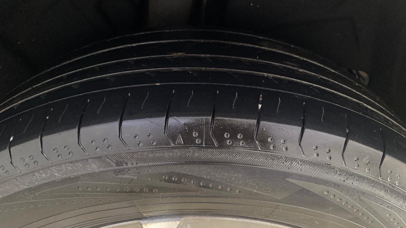2023 Mahindra XUV700 AX 7 LUXURY D AT 7 STR, Diesel, Automatic, 1,40,211 km, Right Rear Tyre Tread