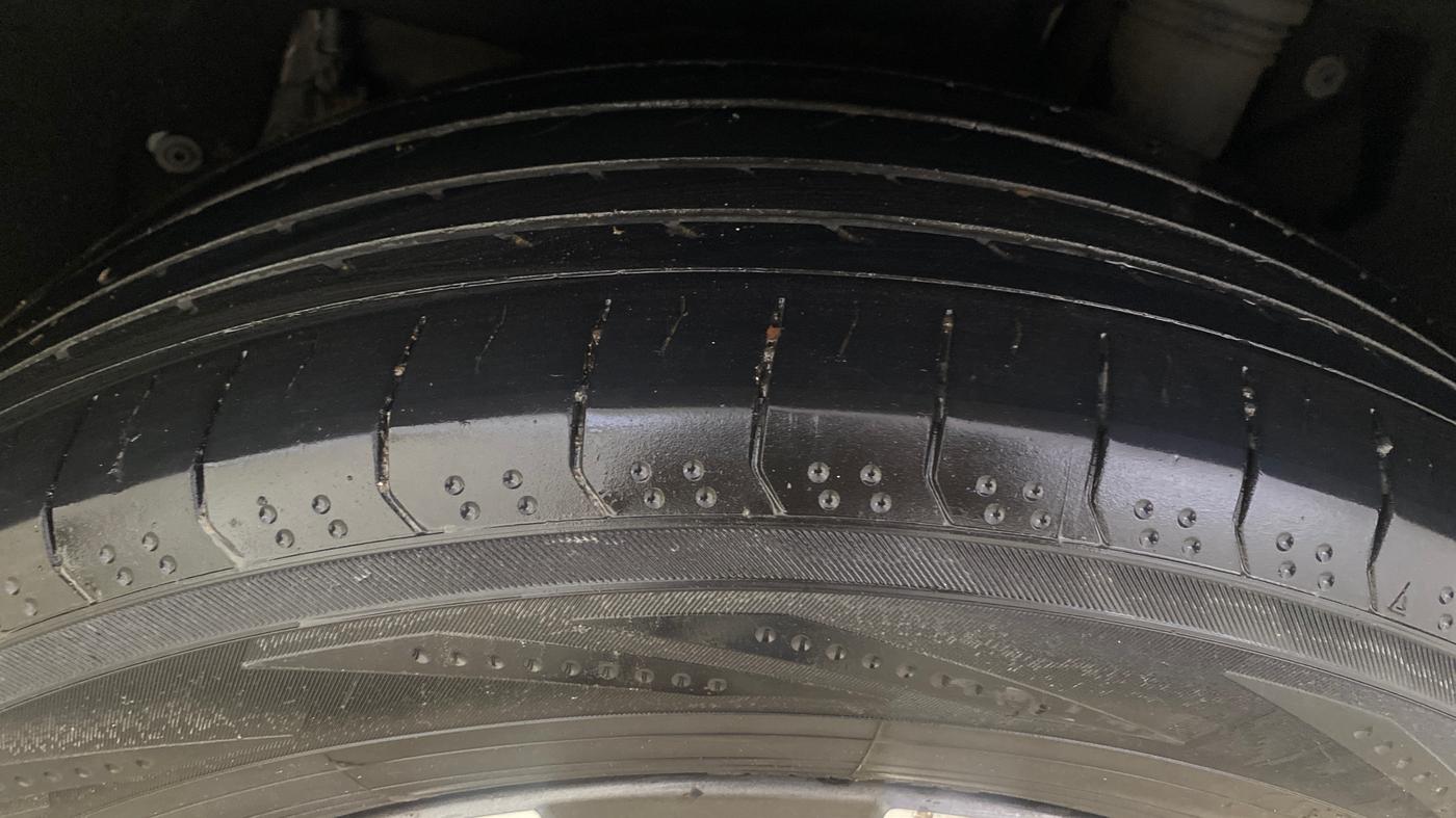 2023 Mahindra XUV700 AX 7 LUXURY D AT 7 STR, Diesel, Automatic, 1,40,211 km, Left Rear Tyre Tread