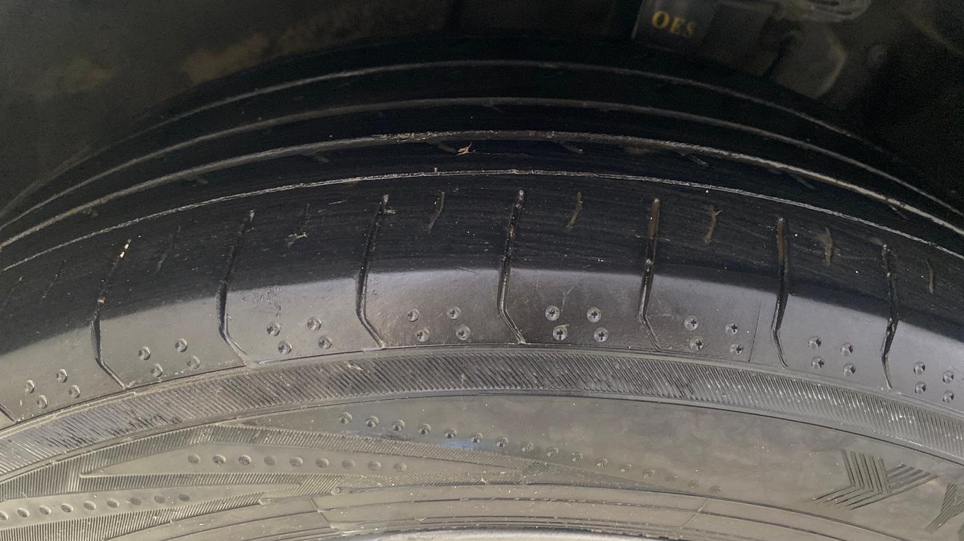 2023 Mahindra XUV700 AX 7 LUXURY D AT 7 STR, Diesel, Automatic, 1,40,211 km, Left Front Tyre Tread