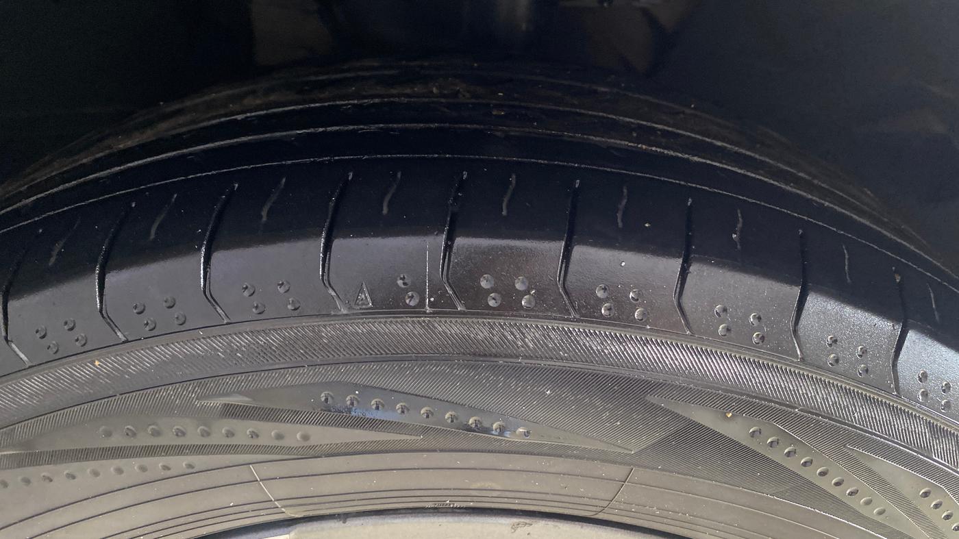 2023 Mahindra XUV700 AX 7 LUXURY D AT 7 STR, Diesel, Automatic, 1,40,211 km, Right Front Tyre Tread