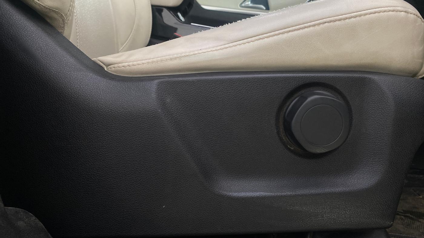 2023 Mahindra XUV700 AX 7 LUXURY D AT 7 STR, Diesel, Automatic, 1,40,211 km, Driver Side Adjustment Panel