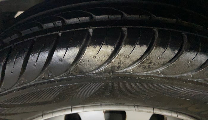 2017 Hyundai Eon ERA +, Petrol, Manual, 11,320 km, Left Front Tyre Tread