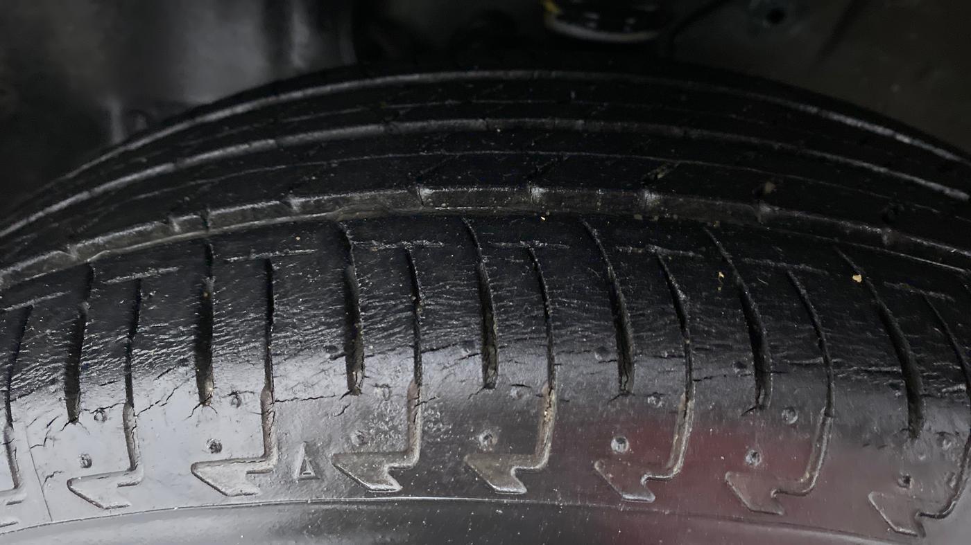 2017 Maruti IGNIS ZETA 1.2 K12 AMT DUAL TONE, Petrol, Automatic, 40,545 km, Left Front Tyre Tread
