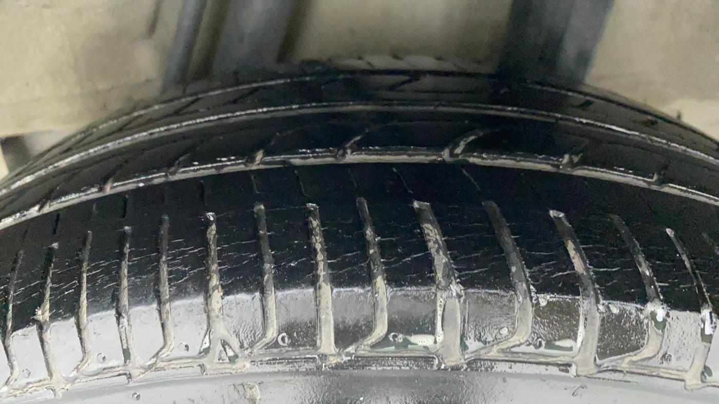 2015 Honda Jazz 1.2 V AT, Petrol, Automatic, 67,855 km, Left Rear Tyre Tread