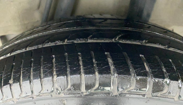 2015 Honda Jazz 1.2 V AT, Petrol, Automatic, 67,855 km, Left Rear Tyre Tread