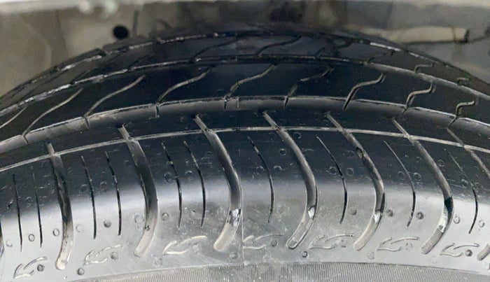 2015 Honda Jazz 1.2 V AT, Petrol, Automatic, 67,855 km, Right Front Tyre Tread
