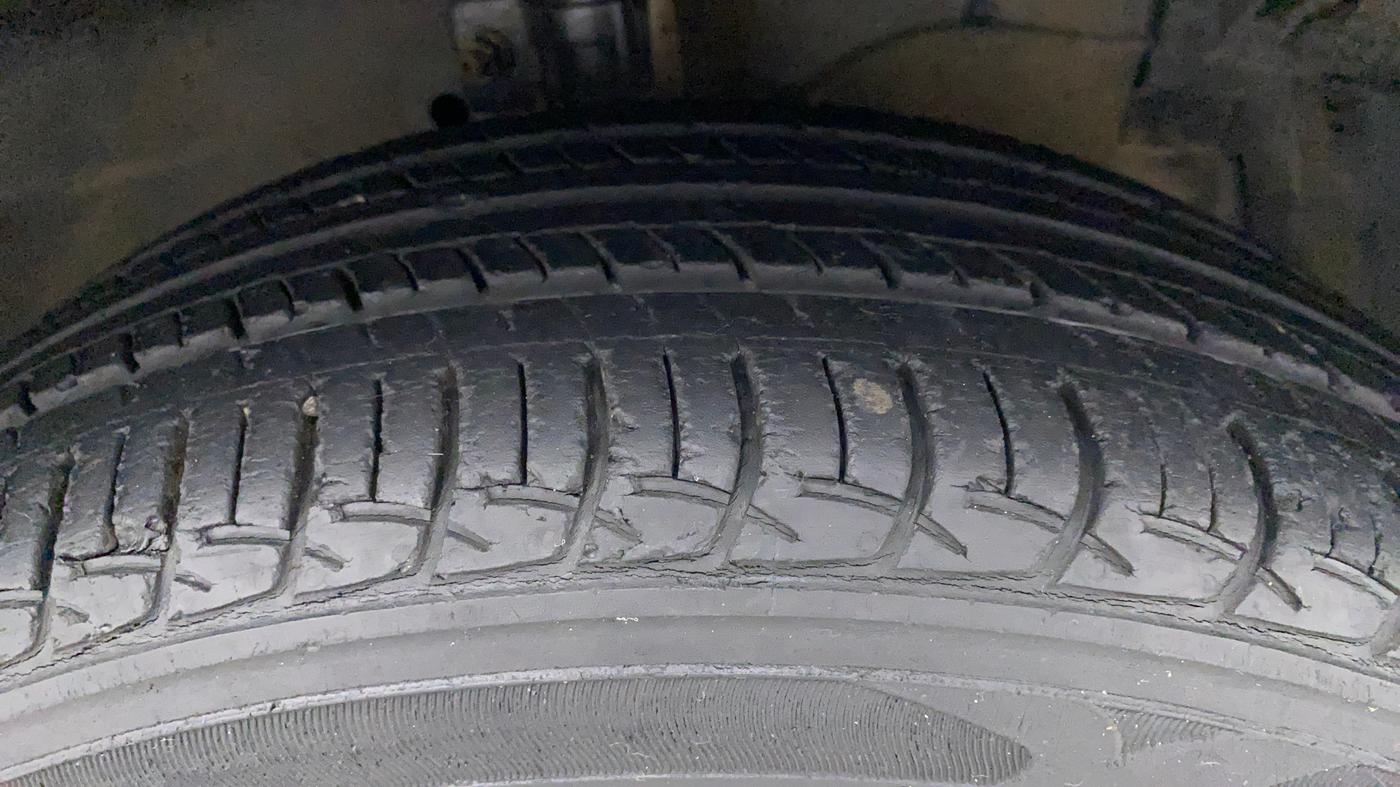 2014 Maruti Swift ZXI, Petrol, Manual, 22,841 km, Right Front Tyre Tread