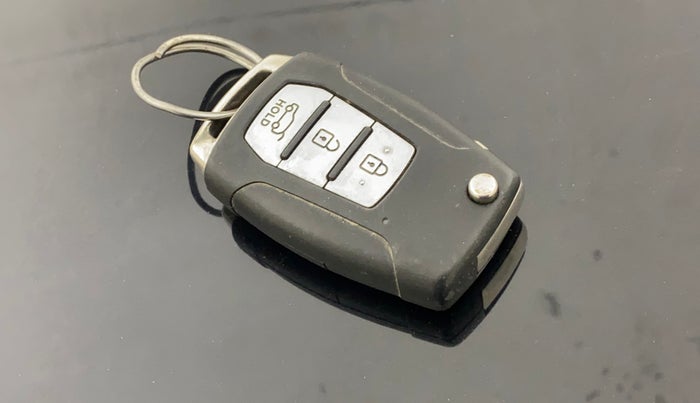 2022 Mahindra ALTURAS G4 4WD AT, Diesel, Automatic, 31,163 km, Key Close Up