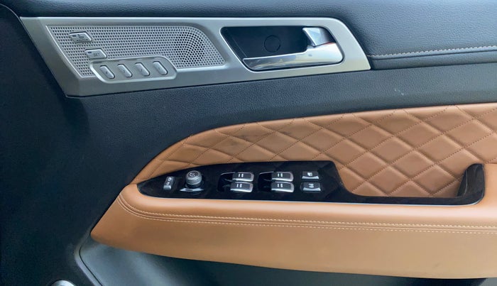 2022 Mahindra ALTURAS G4 4WD AT, Diesel, Automatic, 31,163 km, Driver Side Door Panels Control