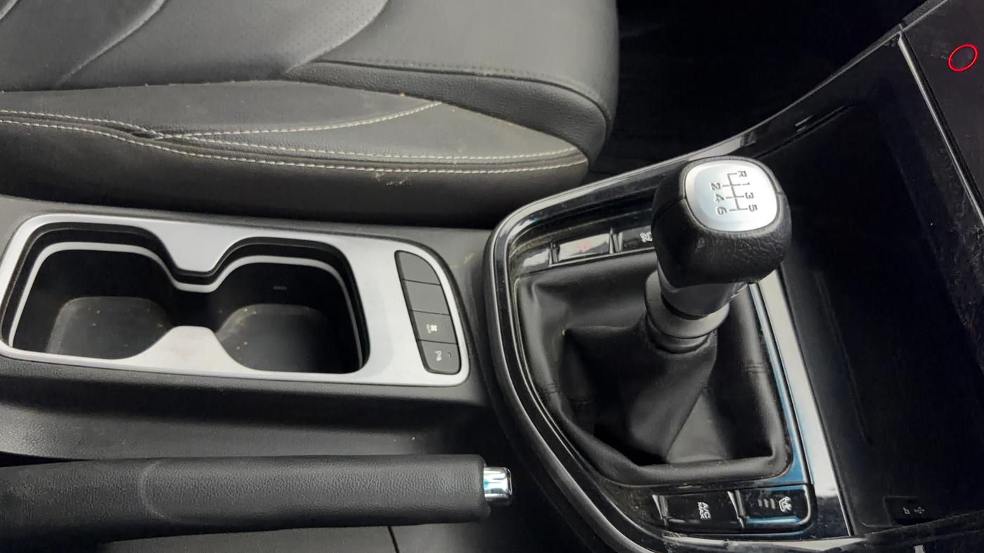 2024 MG HECTOR PLUS Sharp Pro Snowstorm 2.0 Turbo MT 7 STR, Diesel, Manual, 21,040 km, Gear Lever