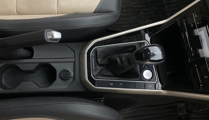 2022 Volkswagen VIRTUS TOPLINE TSI 1.0 AT, Petrol, Automatic, 87,598 km, Gear Lever