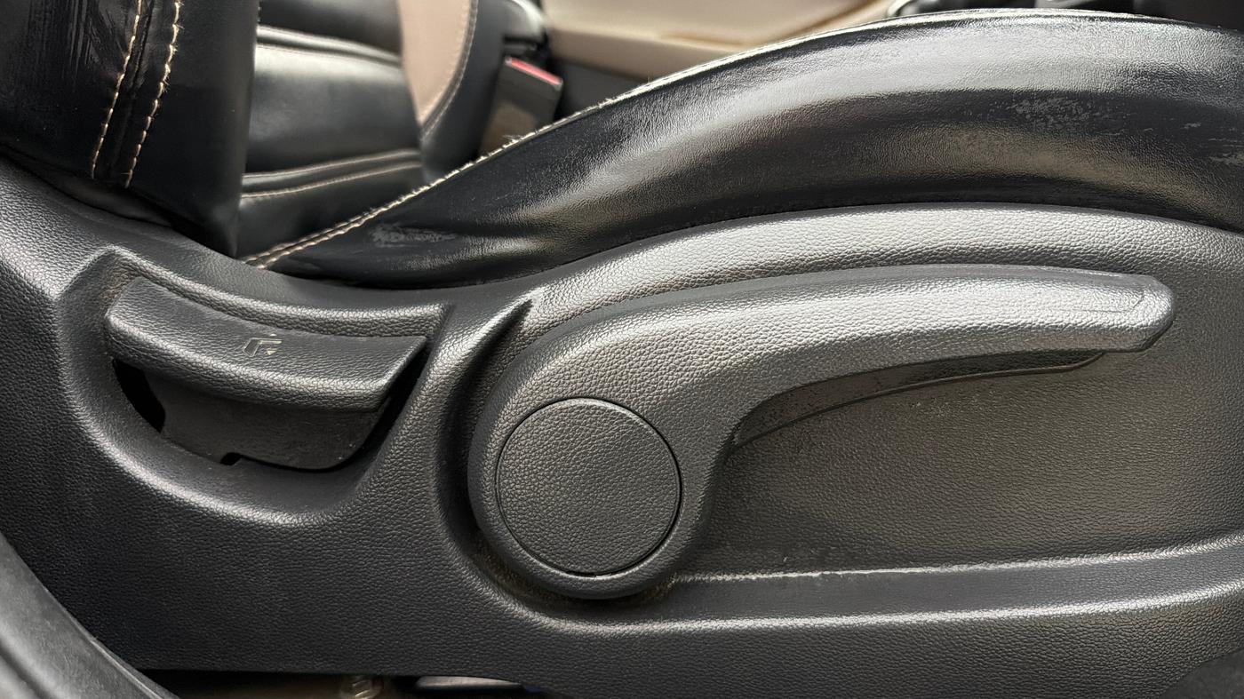 2019 Hyundai Elite i20 SPORTZ PLUS 1.2, Petrol, Manual, 68,292 km, Driver Side Adjustment Panel