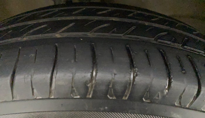 2017 Maruti Wagon R 1.0 LXI CNG, CNG, Manual, 80,479 km, Right Front Tyre Tread