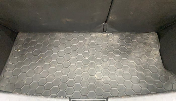 2014 Maruti Swift VXI, Petrol, Manual, 76,015 km, Boot Inside