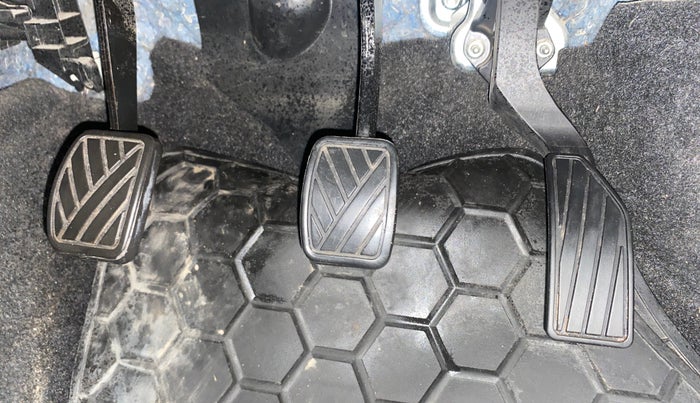 2014 Maruti Swift VXI, Petrol, Manual, 76,015 km, Pedals