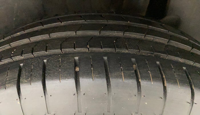 2023 Maruti Swift ZXI PLUS AMT DUAL TONE, Petrol, Automatic, 7,285 km, Left Rear Tyre Tread