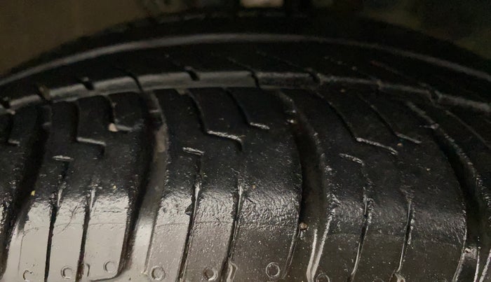2017 Volkswagen Polo COMFORTLINE 1.2L, Petrol, Manual, 61,704 km, Right Front Tyre Tread