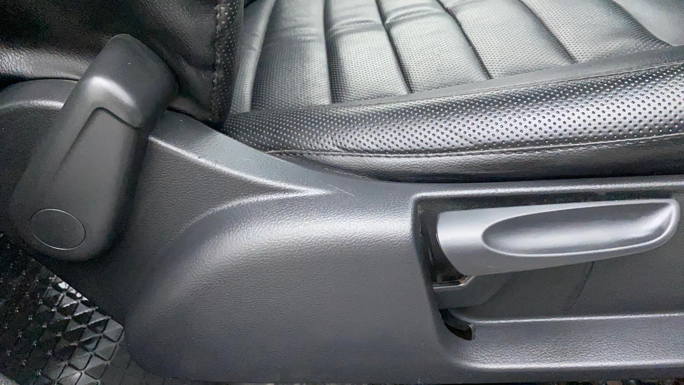 2017 Volkswagen Polo COMFORTLINE 1.2L, Petrol, Manual, 61,704 km, Driver Side Adjustment Panel