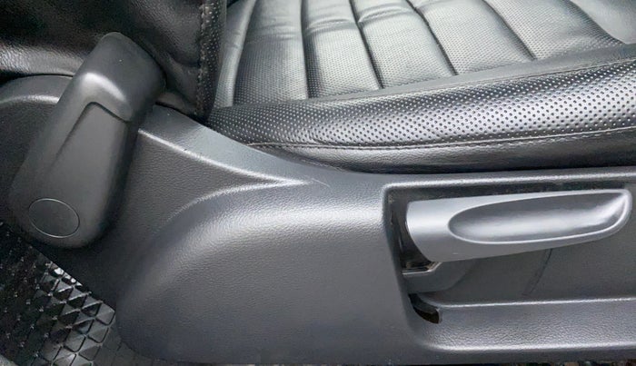 2017 Volkswagen Polo COMFORTLINE 1.2L, Petrol, Manual, 61,704 km, Driver Side Adjustment Panel